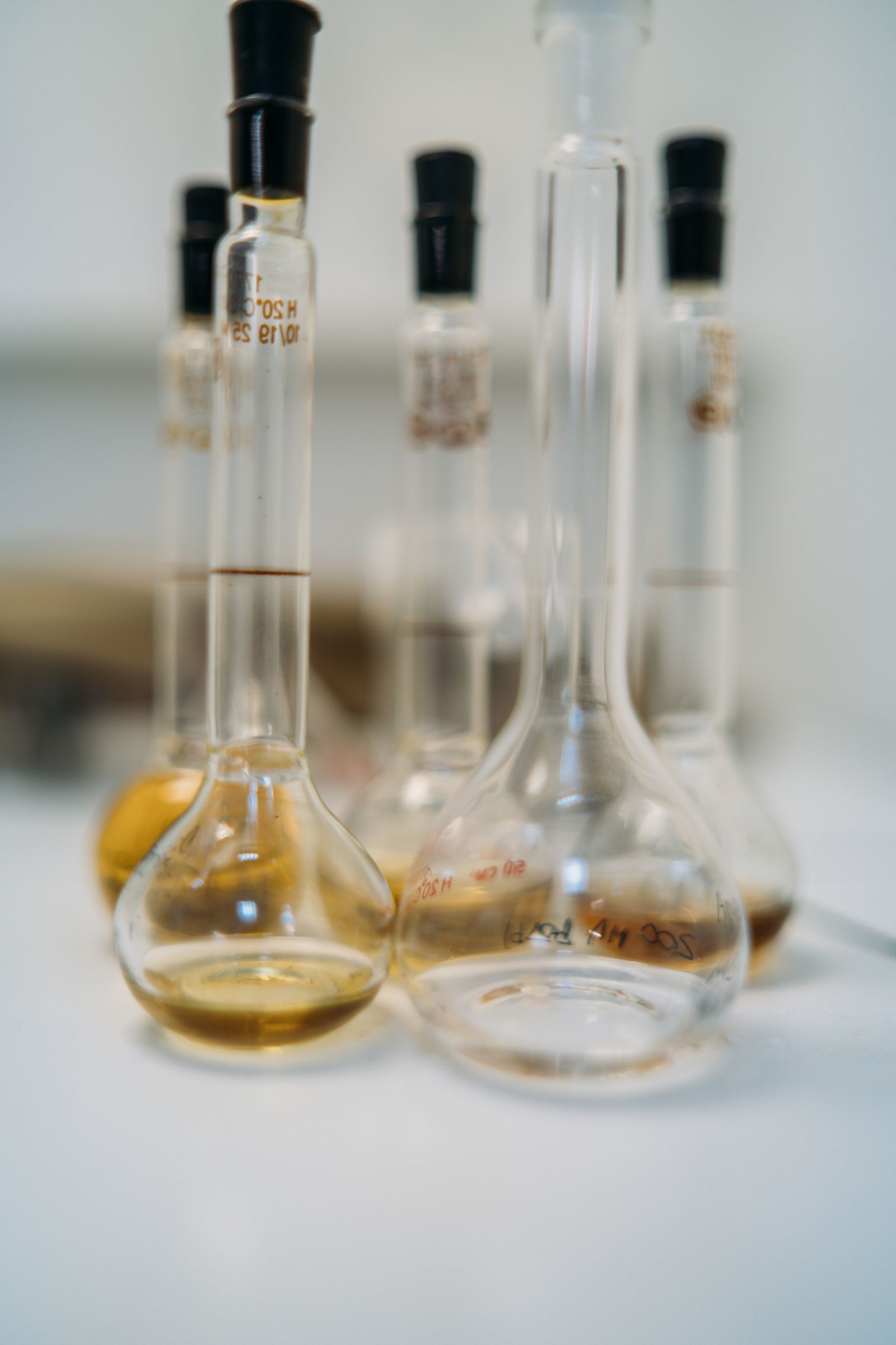 Laboratory glassware and sample containers